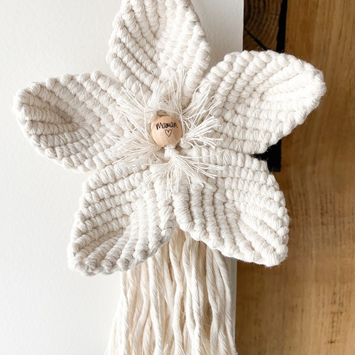 🌸✨ Fleur en macramé ✨🌸

Nous sommes en pleine admiration de cette magnifique fleur en macramé réalisée par @latelierdorka avec notre corde en coton certifiée GOTS & Oeko-tex ☀️. Elle est parfaite pour apporter une touche bohème et florale à votre intérieur 🥰

🌿 Vous avez aussi des créations en macramé à partager ? Utilisez le hashtag #CorderieMansas et taguez-nous pour être mis en avant 🌿

#Macramé #Artisanat #FleurEnMacramé #FaitMain #CordeDeQualité #InspirationCréative #Macramedesign #Cordecoton #Corderiemansas