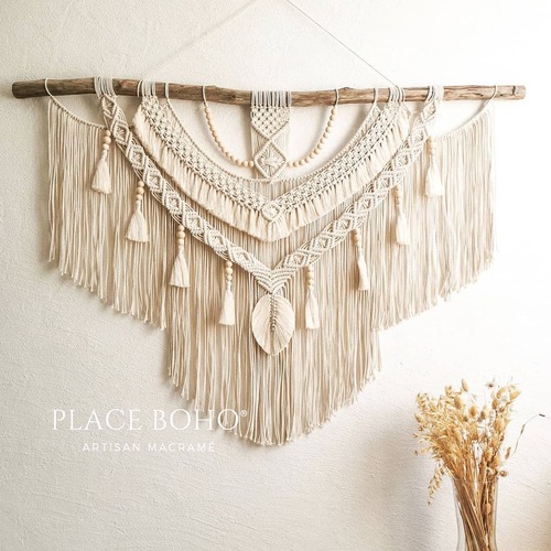 On est en admiration devant cette magnifique tenture en macramé réalisée par @place_boho, avec notre corde en coton torsadé écru, certifiée GOTS et OEKO-TEX 🌿

Cette pièce est tissée directement sur un beau bois flotté et les détails des nœuds, pompons & perles en bois font toute la beauté de cette pièce ❤️

C’est toujours un plaisir de voir le travail de Virginie qui rend si bien hommage à l'artisanat et au macramé 🫶🏼

·•··•··•·

Retrouvez la corde en coton torsadé sur notre site internet www.mansasmacrame.com et taguez-nous sur vos photos de créations ♡

·•··•··•·
#Macramé #DécorationIntérieure #FaitMain #BoisFlotté #InspirationCréative #diycrafts #tenturemurale #macramelovers #mansasmacrame #corderiemansas